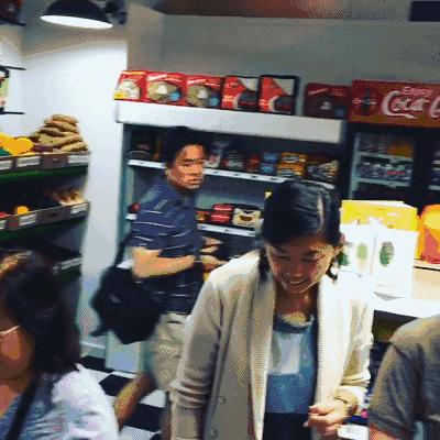 这家店9000件商品全是假货，人们却争相购买