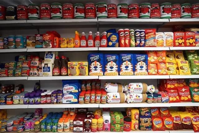 这家店9000件商品全是假货，人们却争相购买