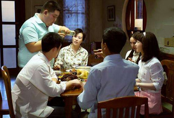 两个家庭聚餐,两个家庭一起吃饭