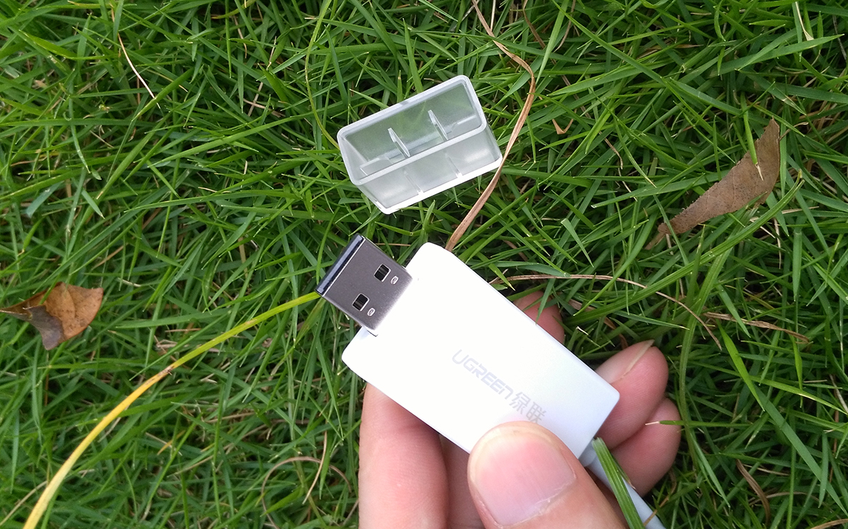 这款手机读卡器很有特色，标配了Lightning闪电接头