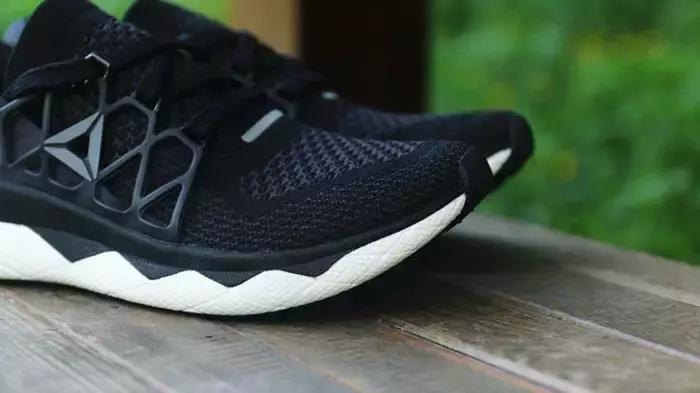 reebok什么跑鞋最好,䨻科技跑鞋踩开有多爽