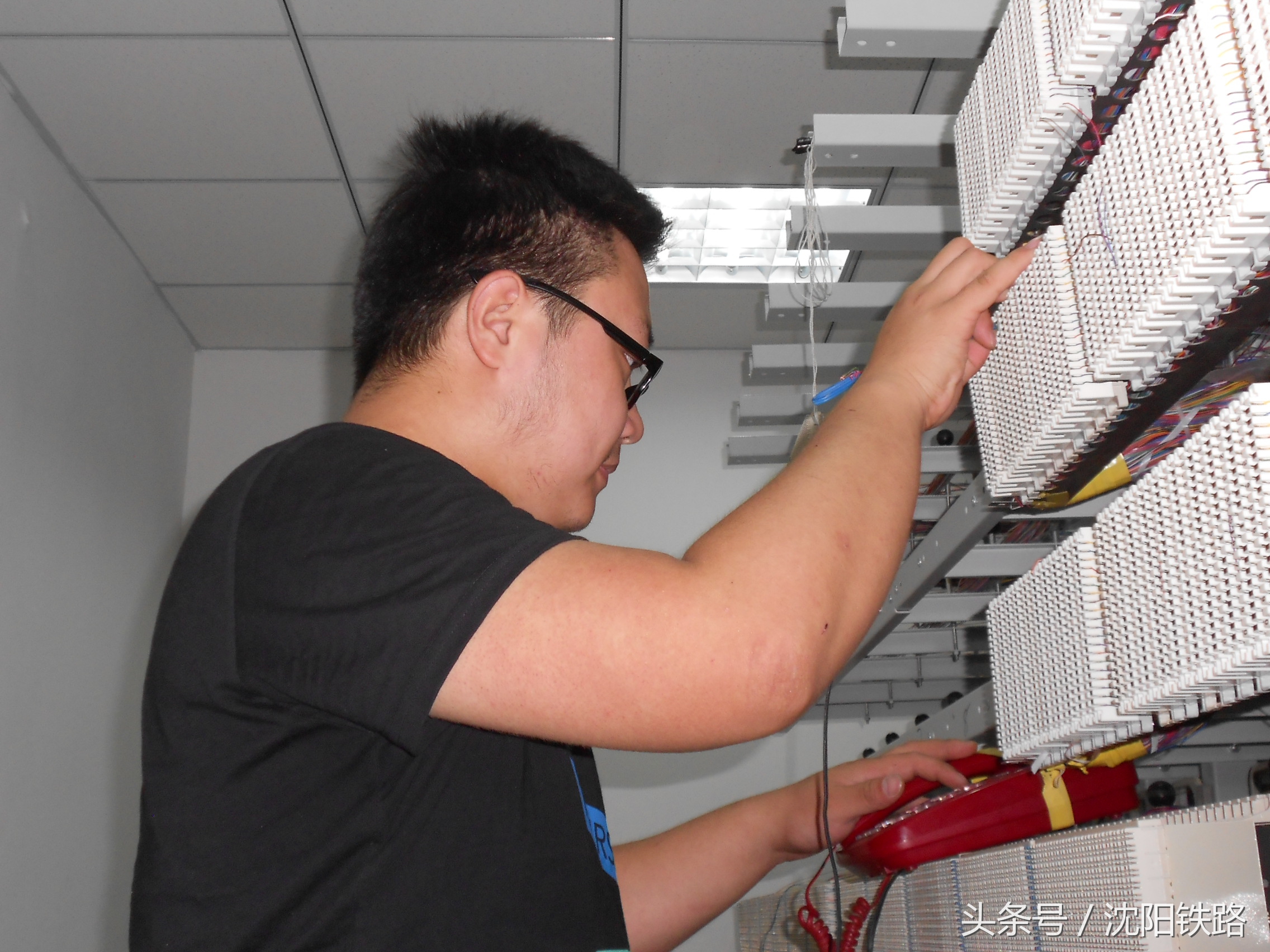 亲们在使用电话沟通联系的时候，是否知道为了铁路电话的畅通，有一伙人在机房里蛮拼滴！