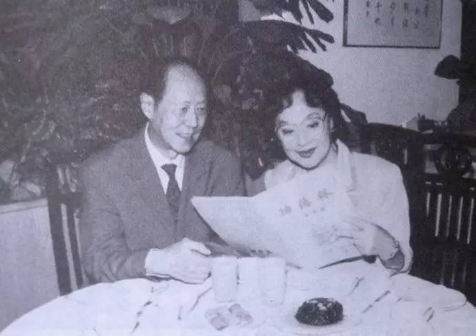 她是绝代美人，从影40余年演绎50多个形象，一生却只爱一个人