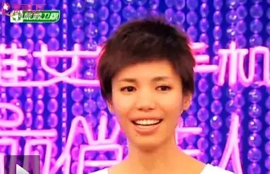 大嘴短发被讽“怪物”,如今逆袭时尚圈第一宠儿