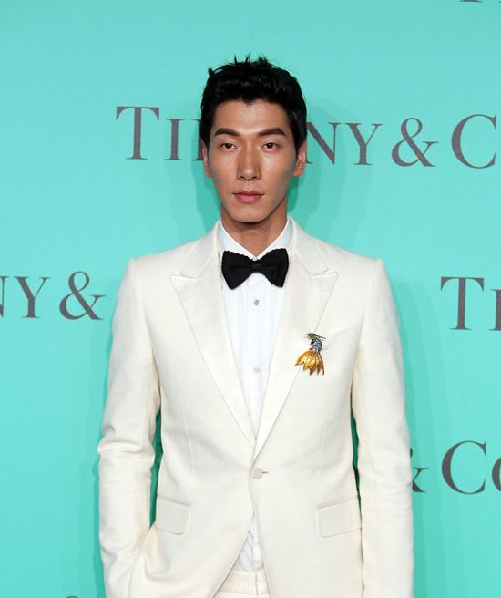 男士配饰搭配耳钉,男士领带配饰戴法