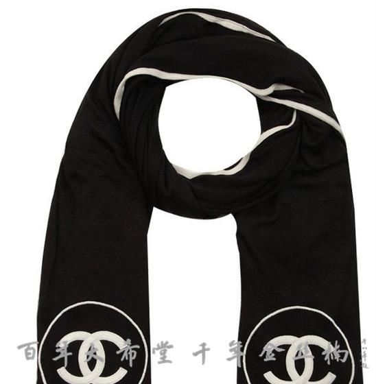 围巾围住头发,很冷围上围巾就不冷了