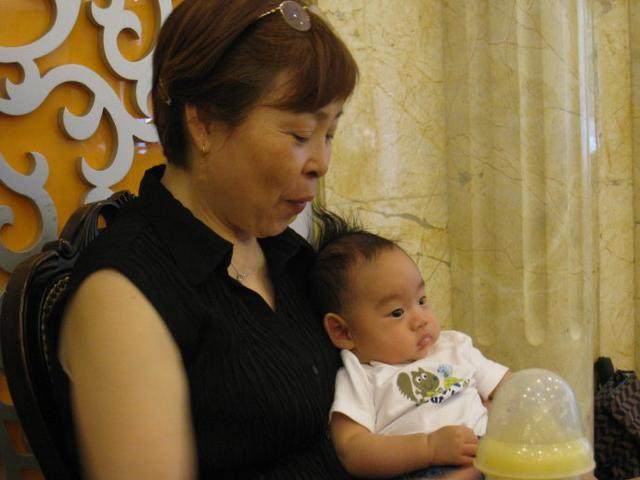 “奇葩婆婆，竟然把我给女儿买的奶粉和纸尿裤送给了别人！”