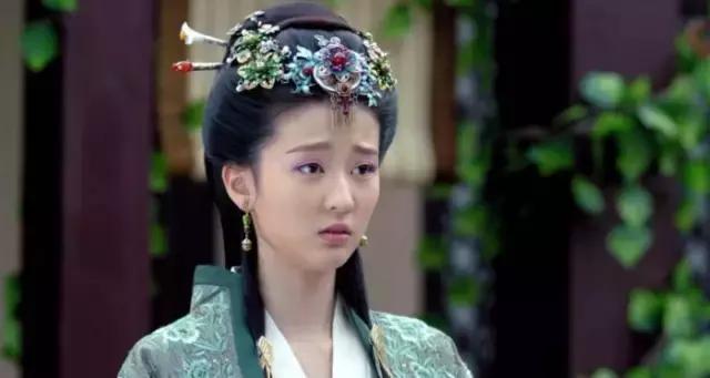 靠乖乖女一角走红却身边名裂，背后竟与整容有关