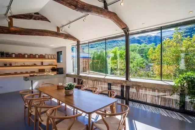 “麻麻，那是什么花？”“麻麻花呀！”