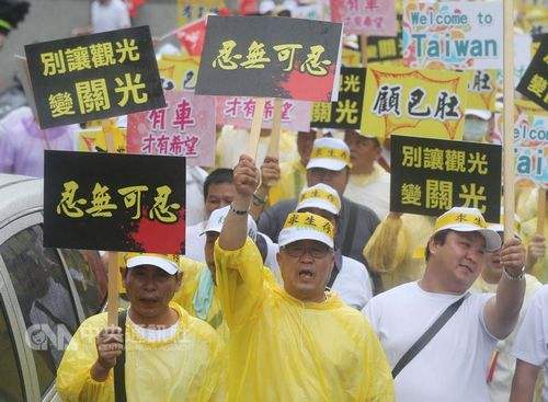 蔡英文穿长袖看棒球网友炸锅“空心菜”何时端上桌？