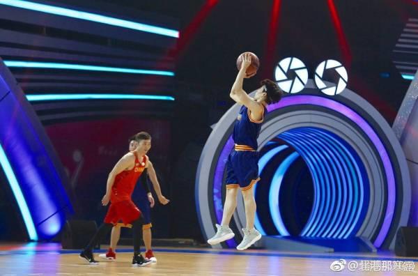 侯明昊这几年的颜值变化,侯明昊年轻时笑起来的样子