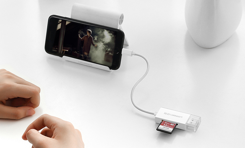 这款手机读卡器很有特色，标配了Lightning闪电接头