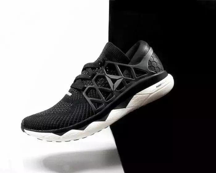 reebok什么跑鞋最好,䨻科技跑鞋踩开有多爽