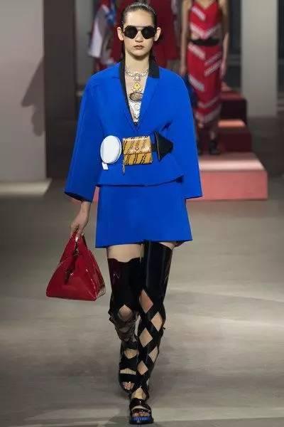 你花1000块买的包，背上却像卖菜的