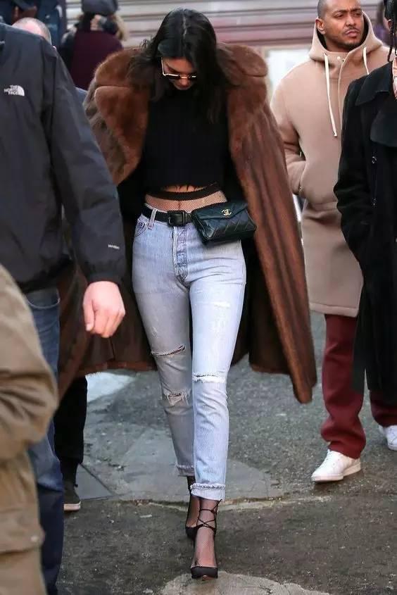 你花1000块买的包，背上却像卖菜的