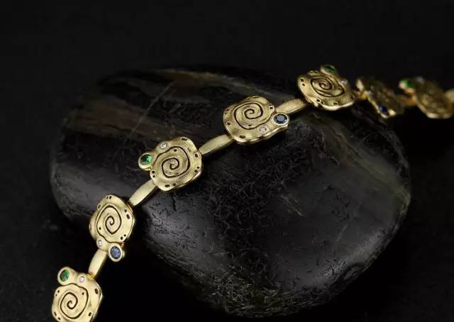 时与饰｜“手”住年华，“链”念时光：八月首饰——手链