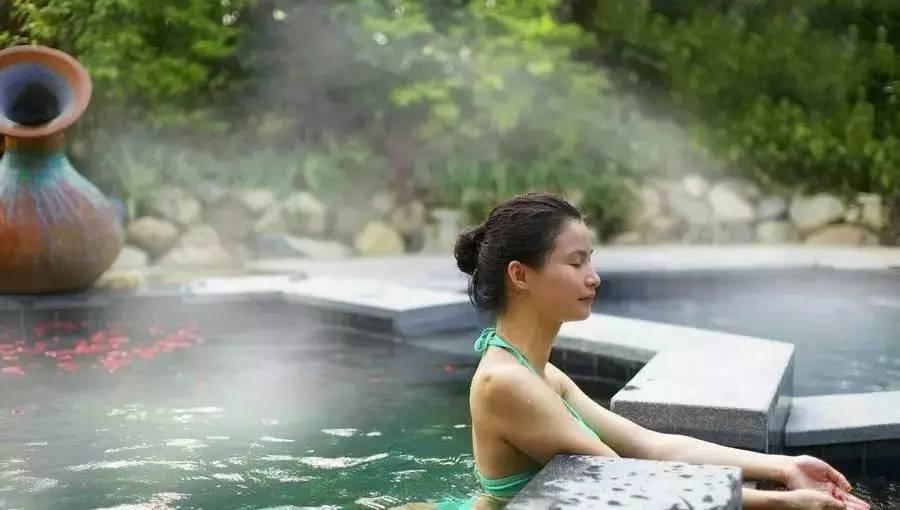 适合冬季泡温泉的药浴,中医建议什么季节泡温泉最合适