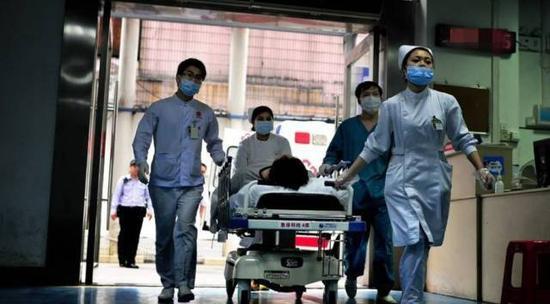 产妇剖腹产未满月，刀疤突然崩裂，医生当场发飙怒骂老公不是东西