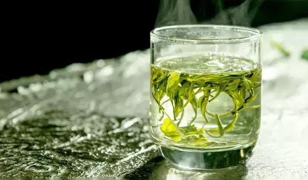 泡茶盖杯上有茶叶怎么办小妙招,泡茶时茶叶为什么会倒掉