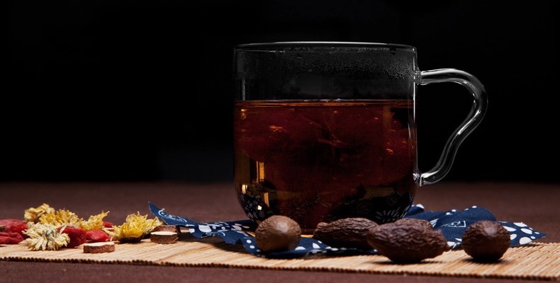 喉咙干痒咳嗽泡什么花茶好,喝什么茶治喉咙干涩痒呢