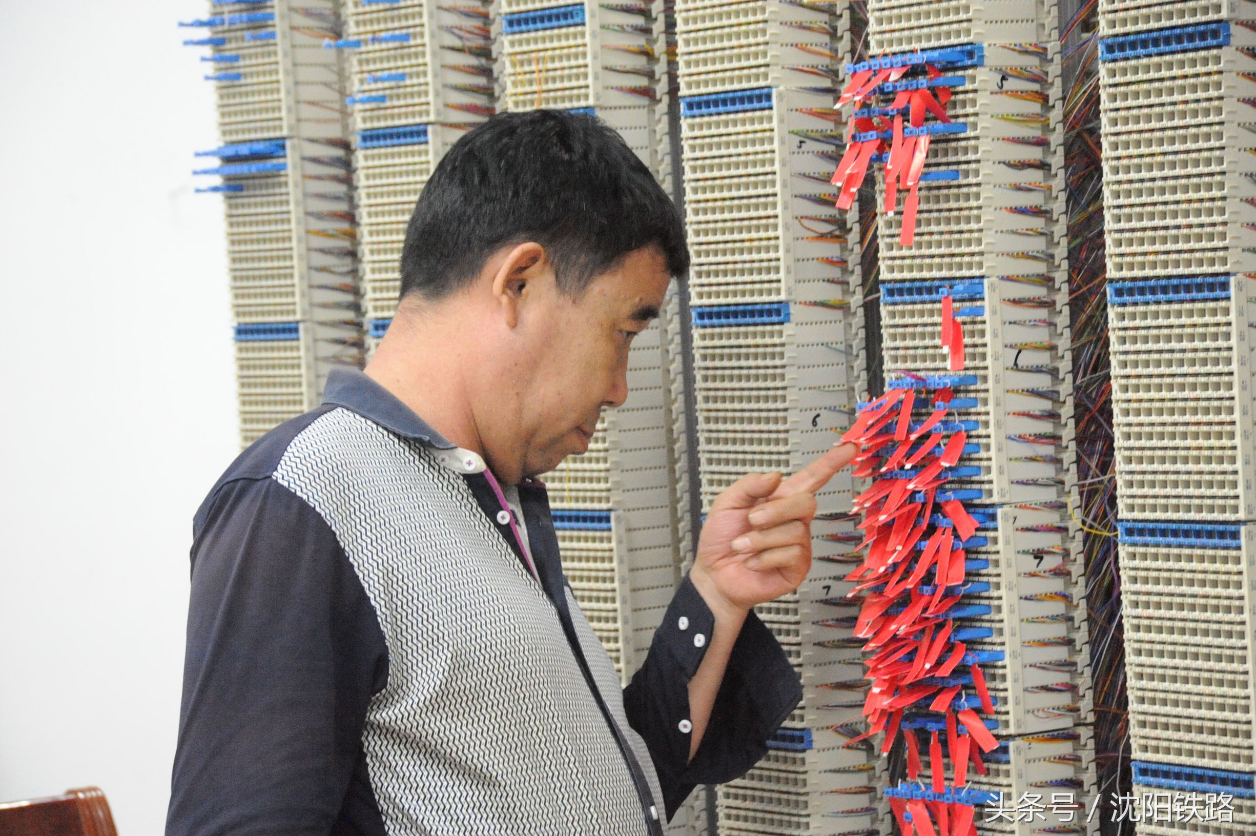 亲们在使用电话沟通联系的时候，是否知道为了铁路电话的畅通，有一伙人在机房里蛮拼滴！