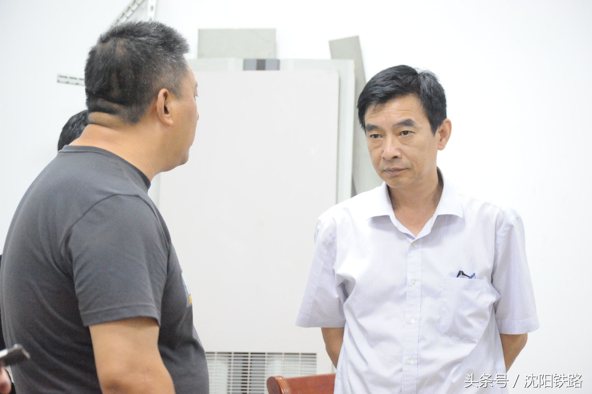 亲们在使用电话沟通联系的时候，是否知道为了铁路电话的畅通，有一伙人在机房里蛮拼滴！