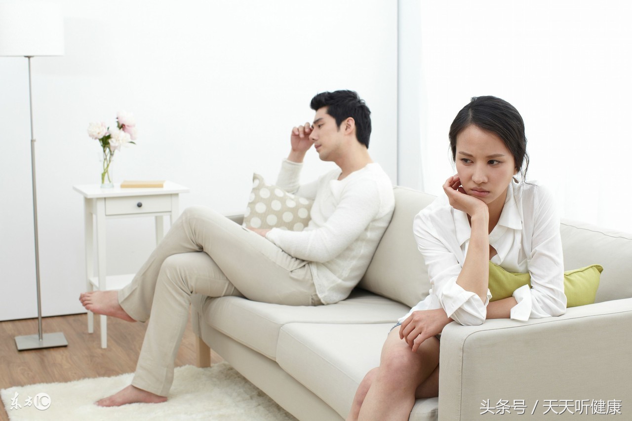 回家看到老公在用“手”，我尴尬的不知该咋办？