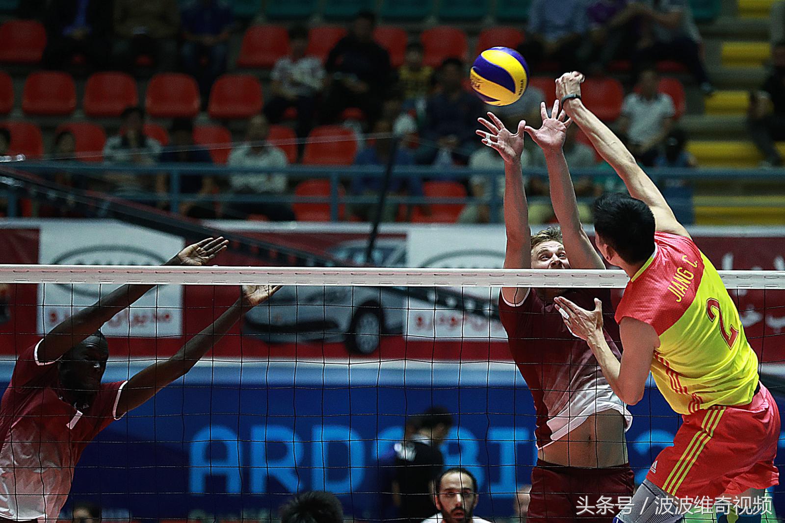 直击男排遭争议判罚！外教质疑鹰眼权威染黄，世预赛死磕伊朗吞蛋
