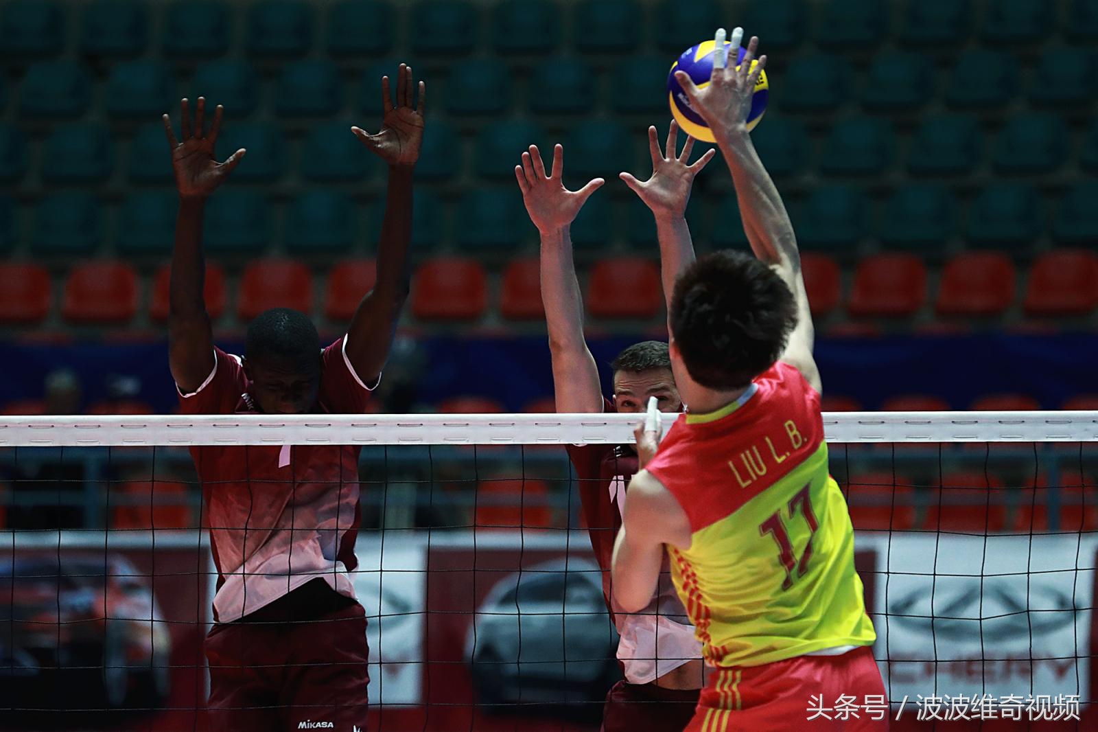 直击男排遭争议判罚！外教质疑鹰眼权威染黄，世预赛死磕伊朗吞蛋