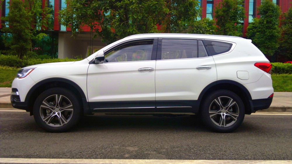 力帆x802017款2.0t自动舒适型,2019款力帆x80手动挡