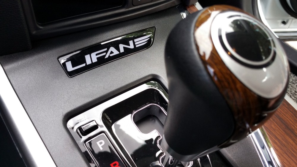 力帆x802017款2.0t自动舒适型,2019款力帆x80手动挡