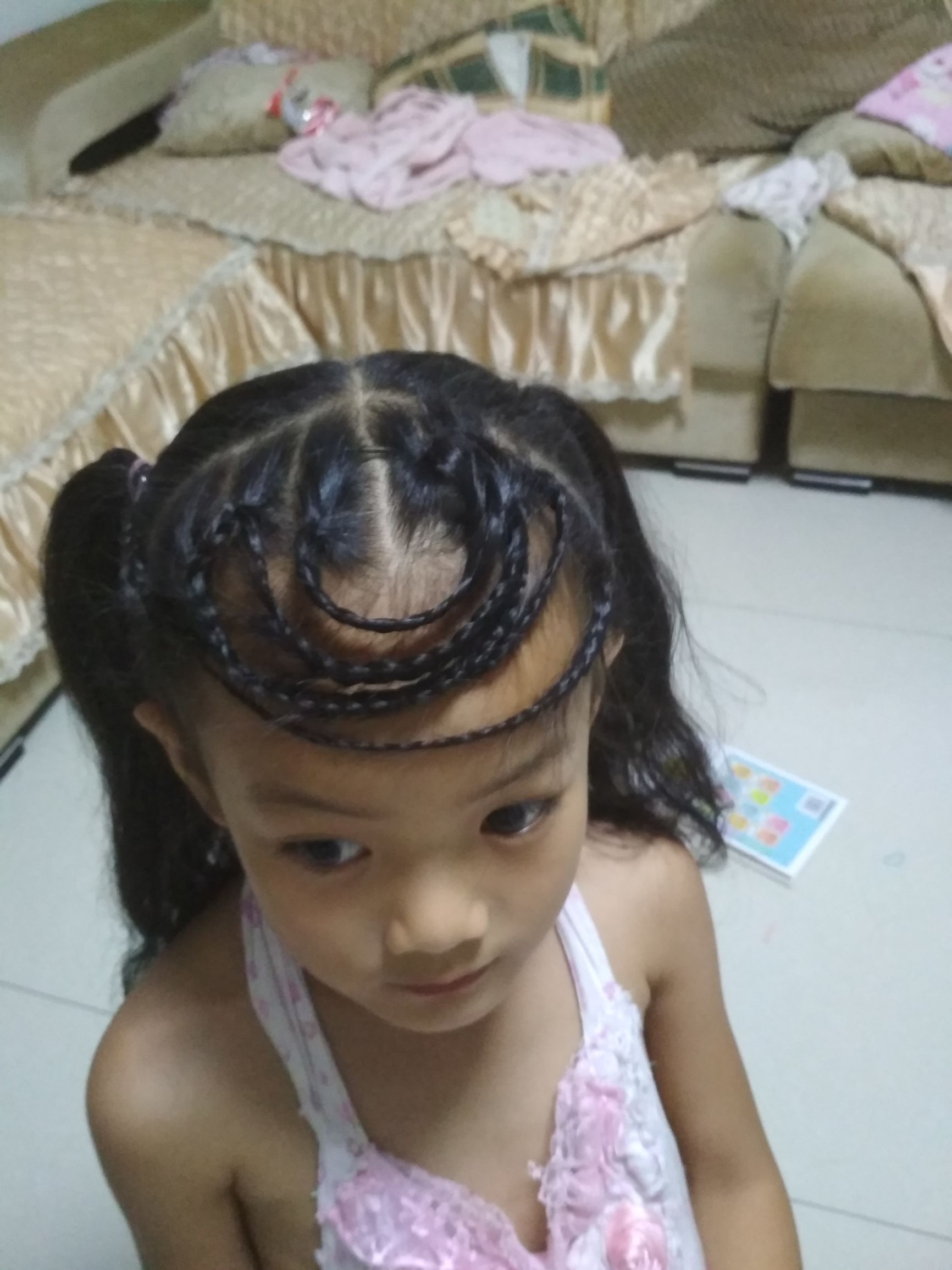 有刘海的宝宝适合编什么发型,小孩高额头刘海怎么扎起来好看