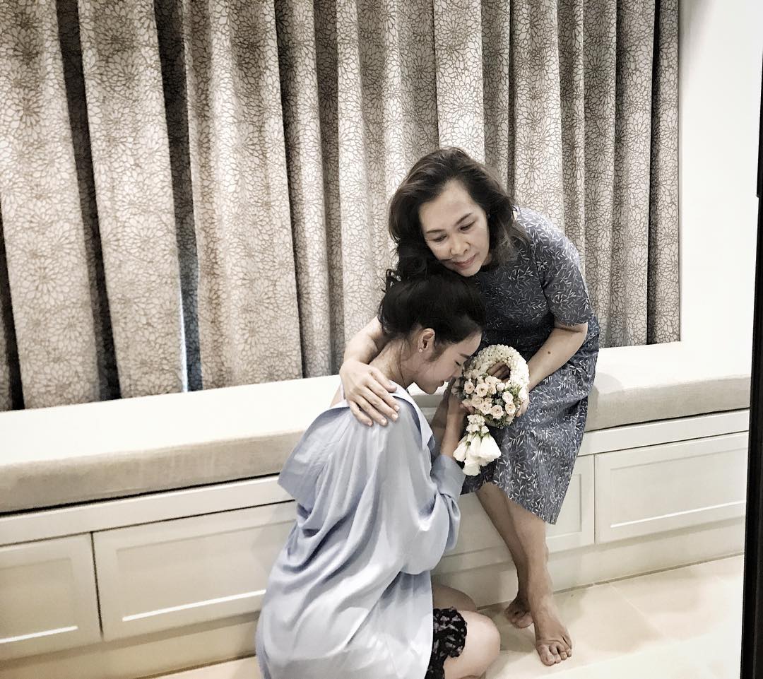 泰国母亲节，来看看泰星与母亲的有爱照片吧！