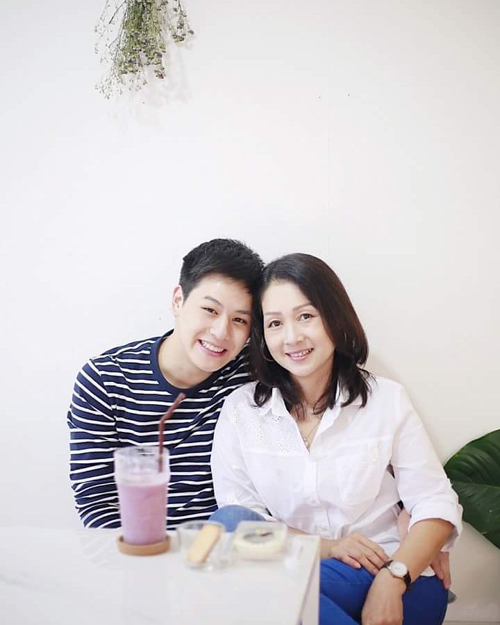 泰国母亲节，来看看泰星与母亲的有爱照片吧！