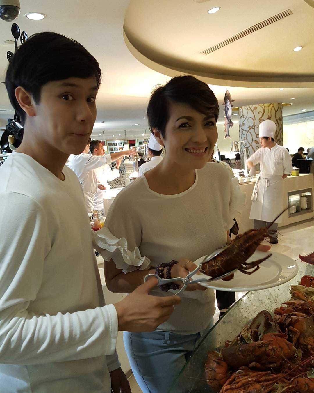 泰国母亲节，来看看泰星与母亲的有爱照片吧！