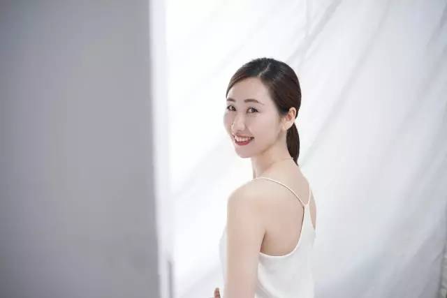 整牙戴的粉色的牙套,整牙给人带来的变化