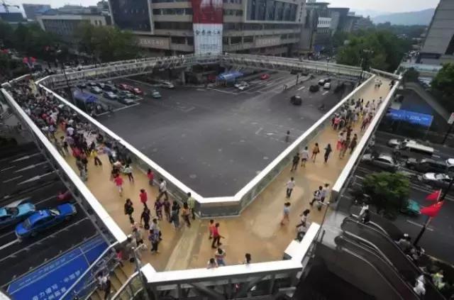 走过3570米,站在延安路尽头,闻到了这座城市繁华过尽的味道