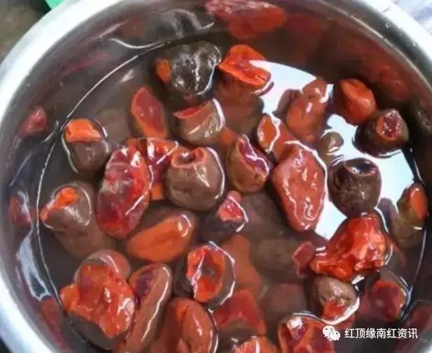 南红牛血红能盘包浆吗,南红柿子红手串会越戴越红吗