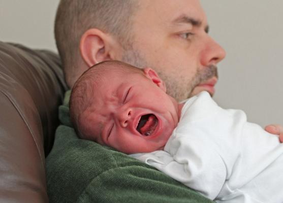 婴儿夜里哭闹睡不安稳是什么原因,2月婴儿哭闹的原因和安抚的方法