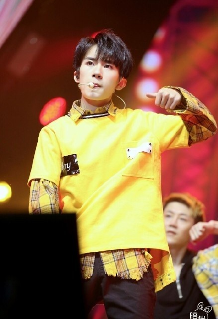 易烊千玺腰伤还在跳舞,易烊千玺在台上腰伤跳舞