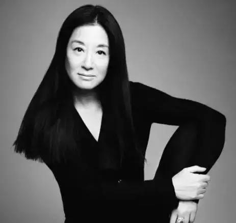 为无数明星设计婚纱，63离婚依旧拥有爱情，小男友就她的羊胎素