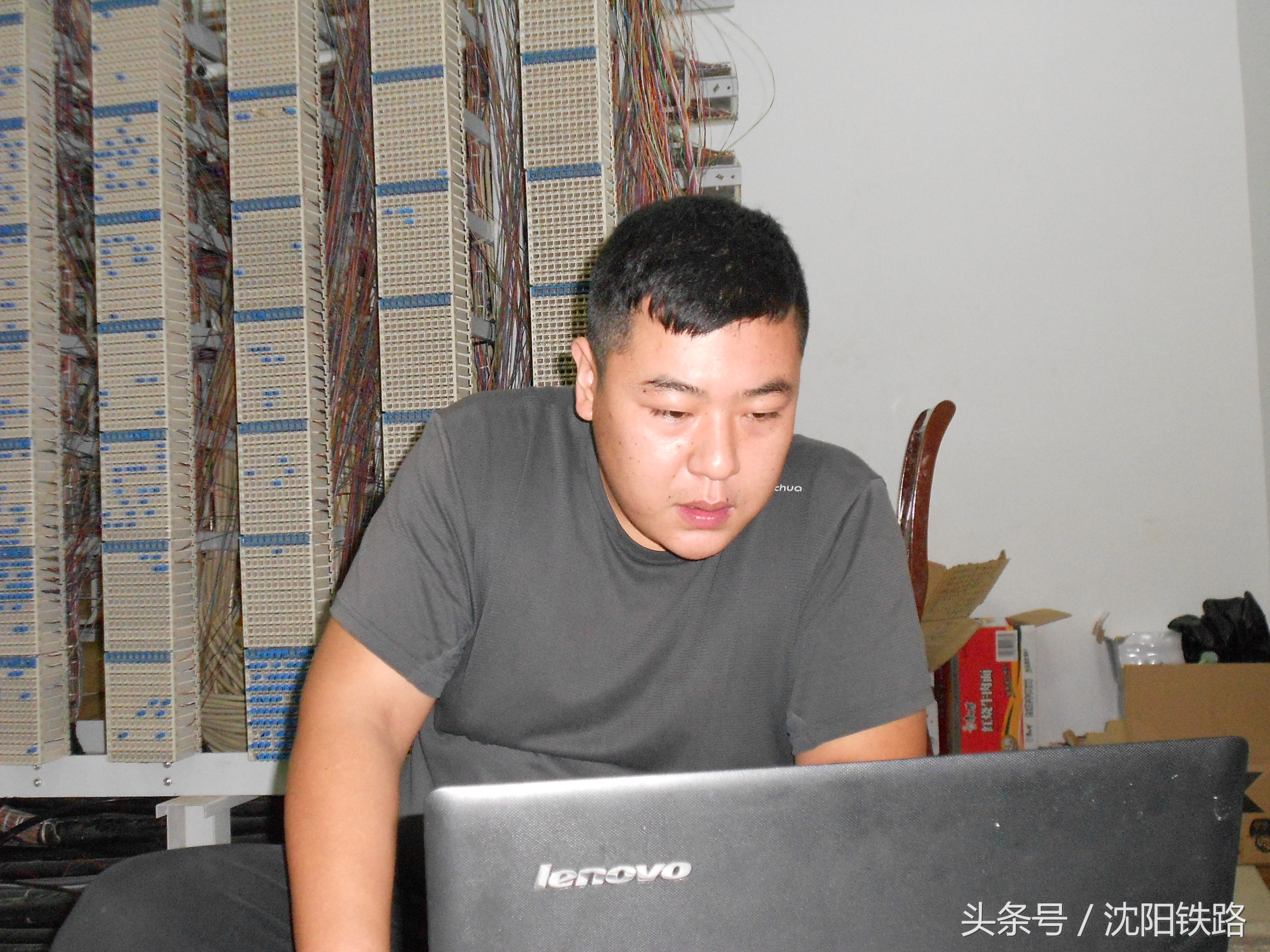 亲们在使用电话沟通联系的时候，是否知道为了铁路电话的畅通，有一伙人在机房里蛮拼滴！