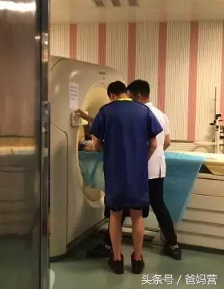 2岁宝宝摔跤手指破皮出血,小孩子摔跤出血去医院缝针