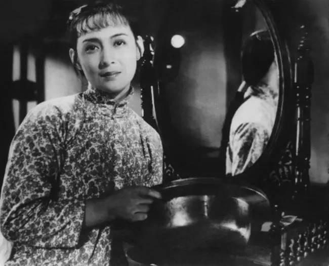 她是绝代美人，从影40余年演绎50多个形象，一生却只爱一个人