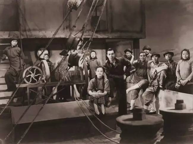 她是绝代美人，从影40余年演绎50多个形象，一生却只爱一个人