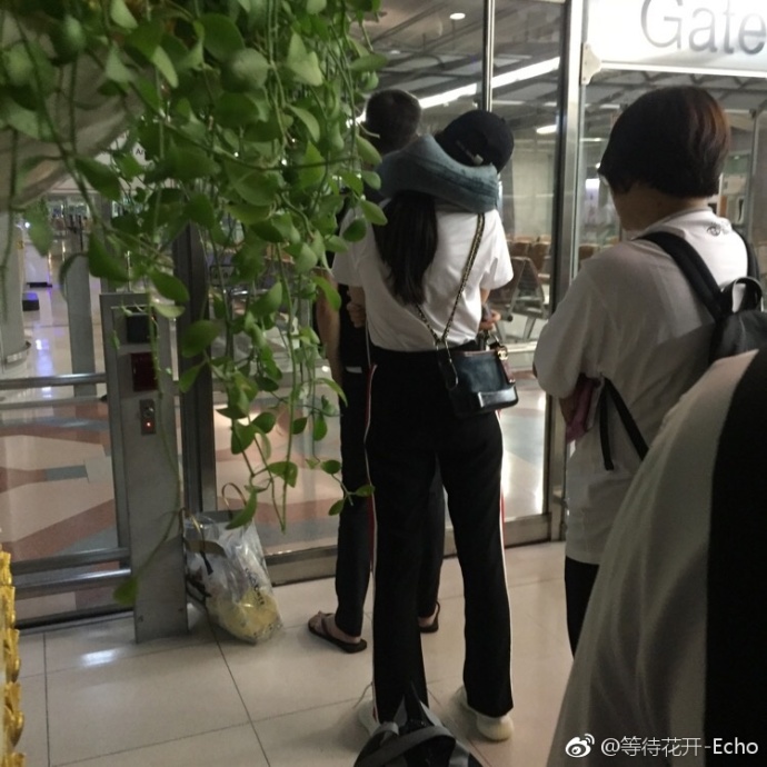 迪丽热巴低调现身温州机场,迪丽热巴现身泰国发布会