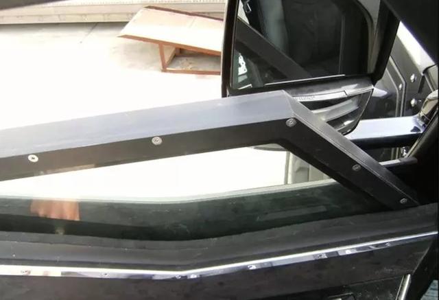 1500万的装甲车洗车,价值百万的装甲车