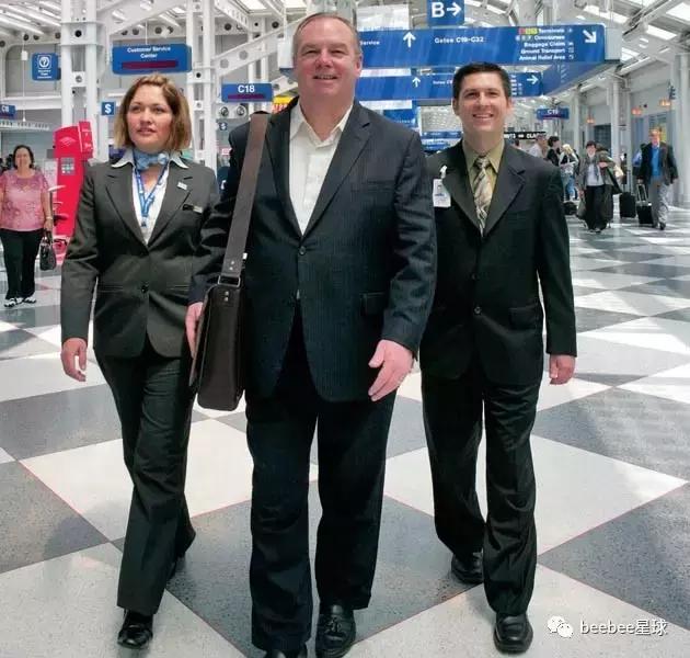 黑卡来袭,要想成为比王思聪还牛的那个人,耍狠比花钱更重要