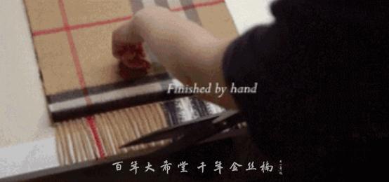 围巾围住头发,很冷围上围巾就不冷了