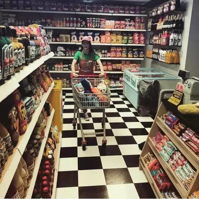 这家店9000件商品全是假货，人们却争相购买